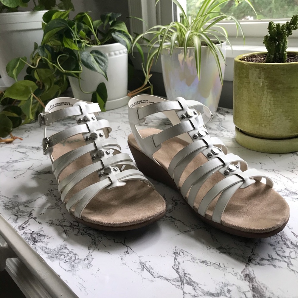 Comfy white sandals by Yuu 8.5 MEDIUM